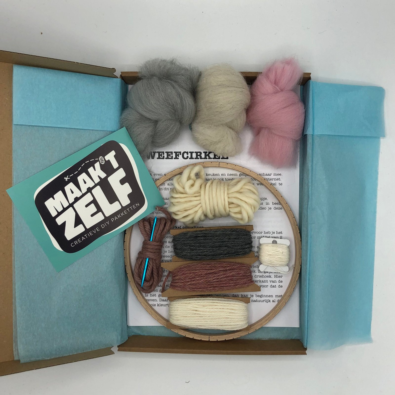 DIY weefpakket met lontwol in grijs, crème en roze tinten, houten weefraam en garen van MaakTzelf.