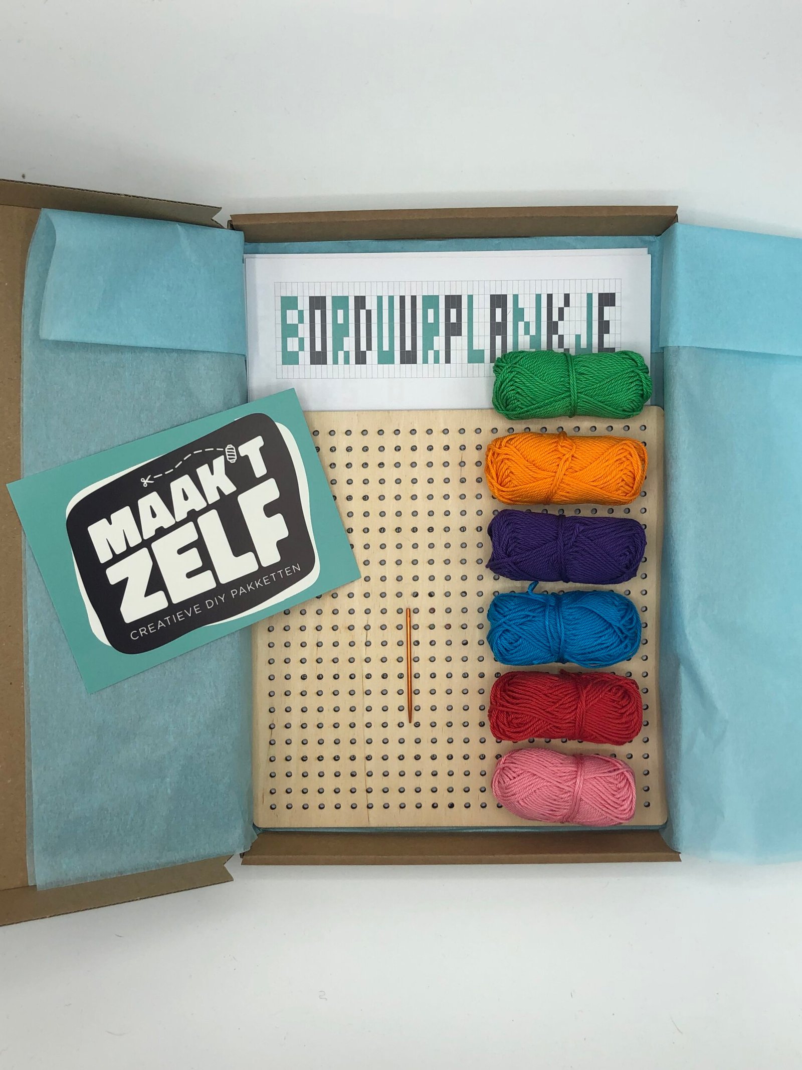 DIY borduurplankje pakket van MaakTZelf, met houten bord, gekleurde garens, naald en patroon – creatief handwerkpakket om zelf te borduren.