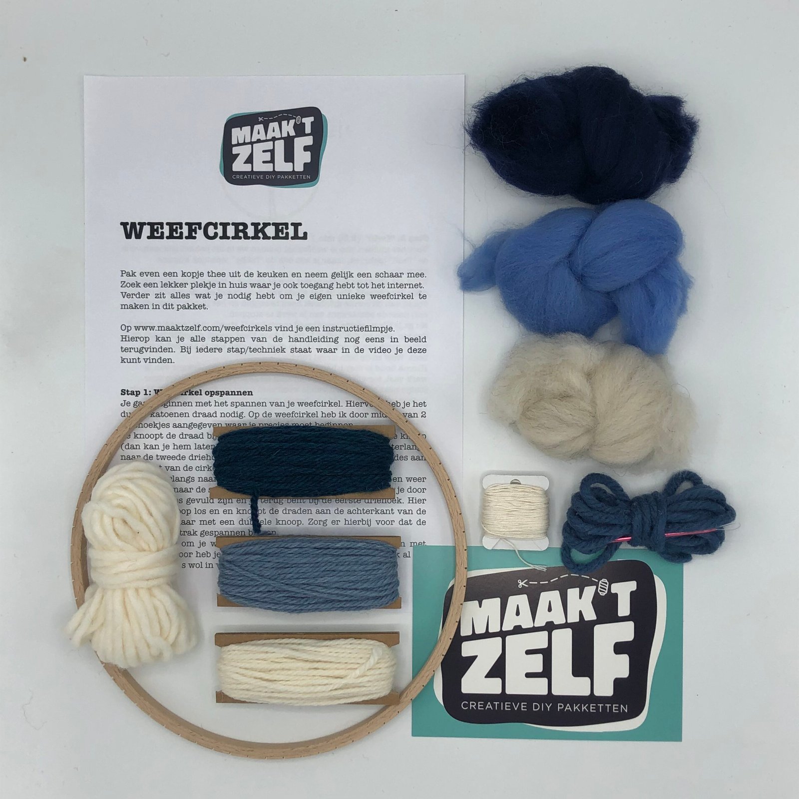 DIY weefpakket met houten weefraam, lontwol en garen in blauw en crème tinten van MaakTzelf.