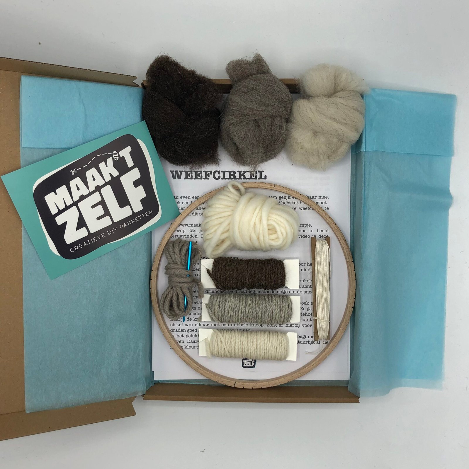 Compleet weefpakket in cadeauverpakking met lontwol in natuurlijke bruin- en beigetinten, houten weefraam en garen van MaakTzelf.