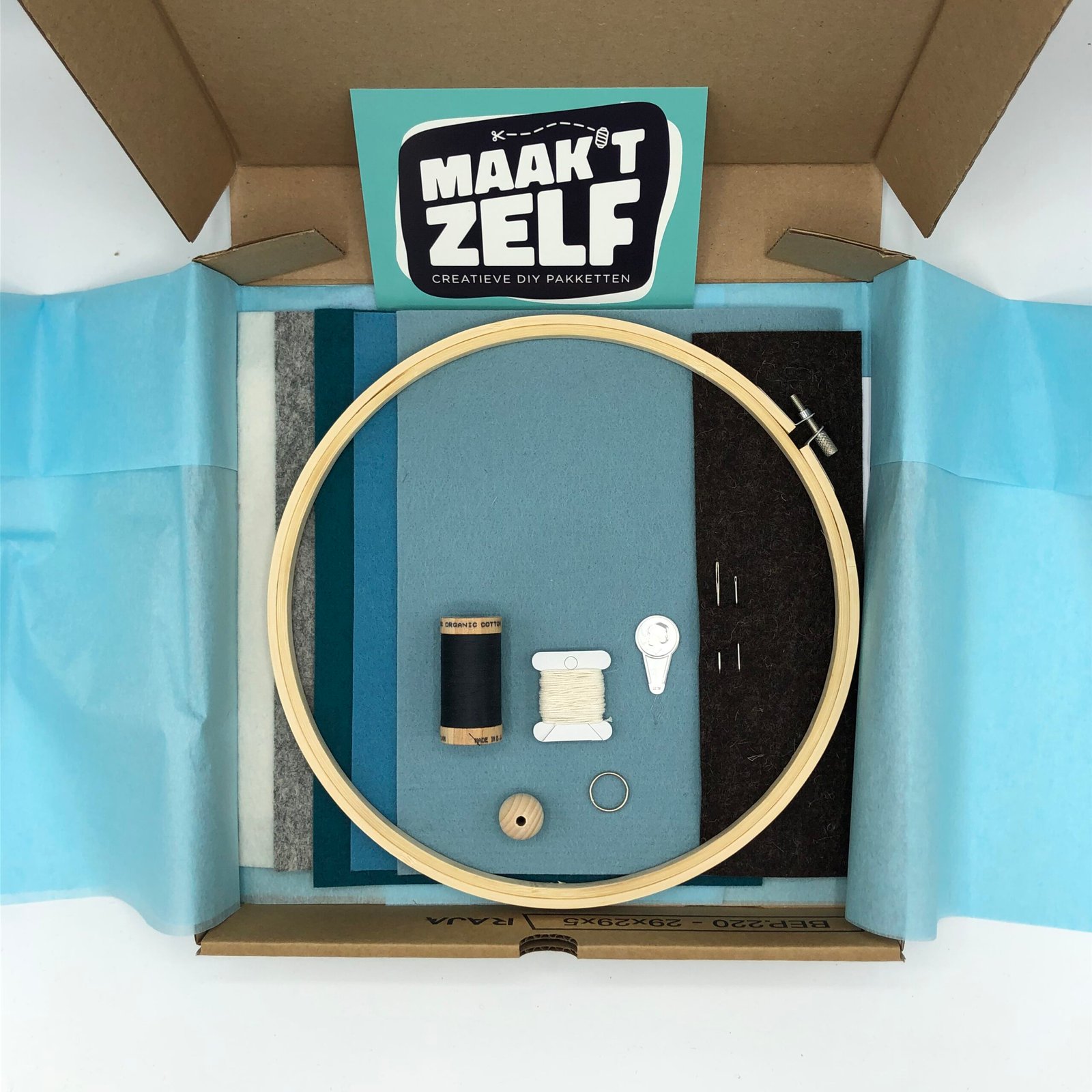 Viltpakket Luchtballon Mobiel Blauw in cadeauverpakking met vilt, borduurring, garen en accessoires van MaakTzelf.