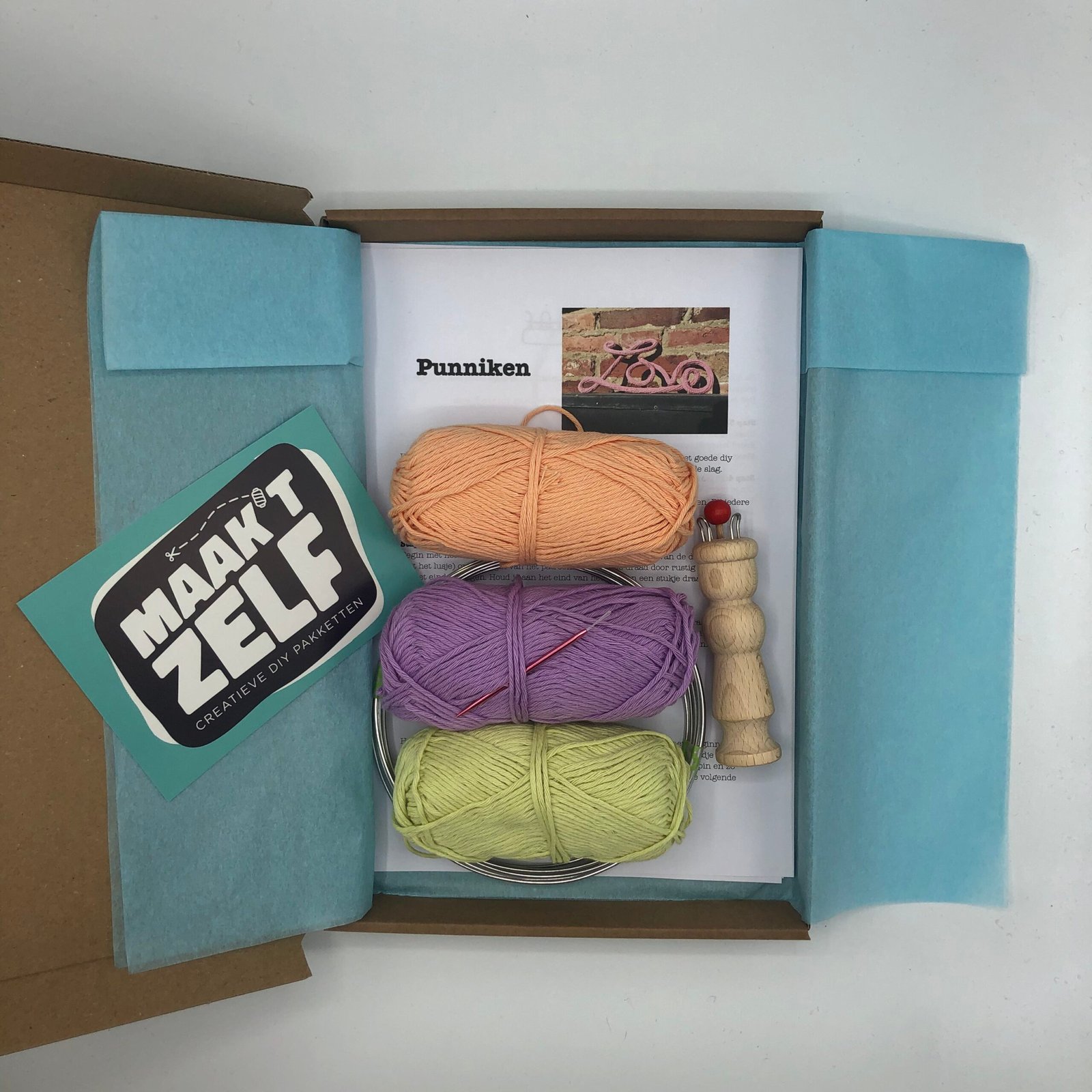 DIY punnikpakket met katoengaren in perzik, paars en pastelgroen, punnikpopje en instructie van MaakTzelf.