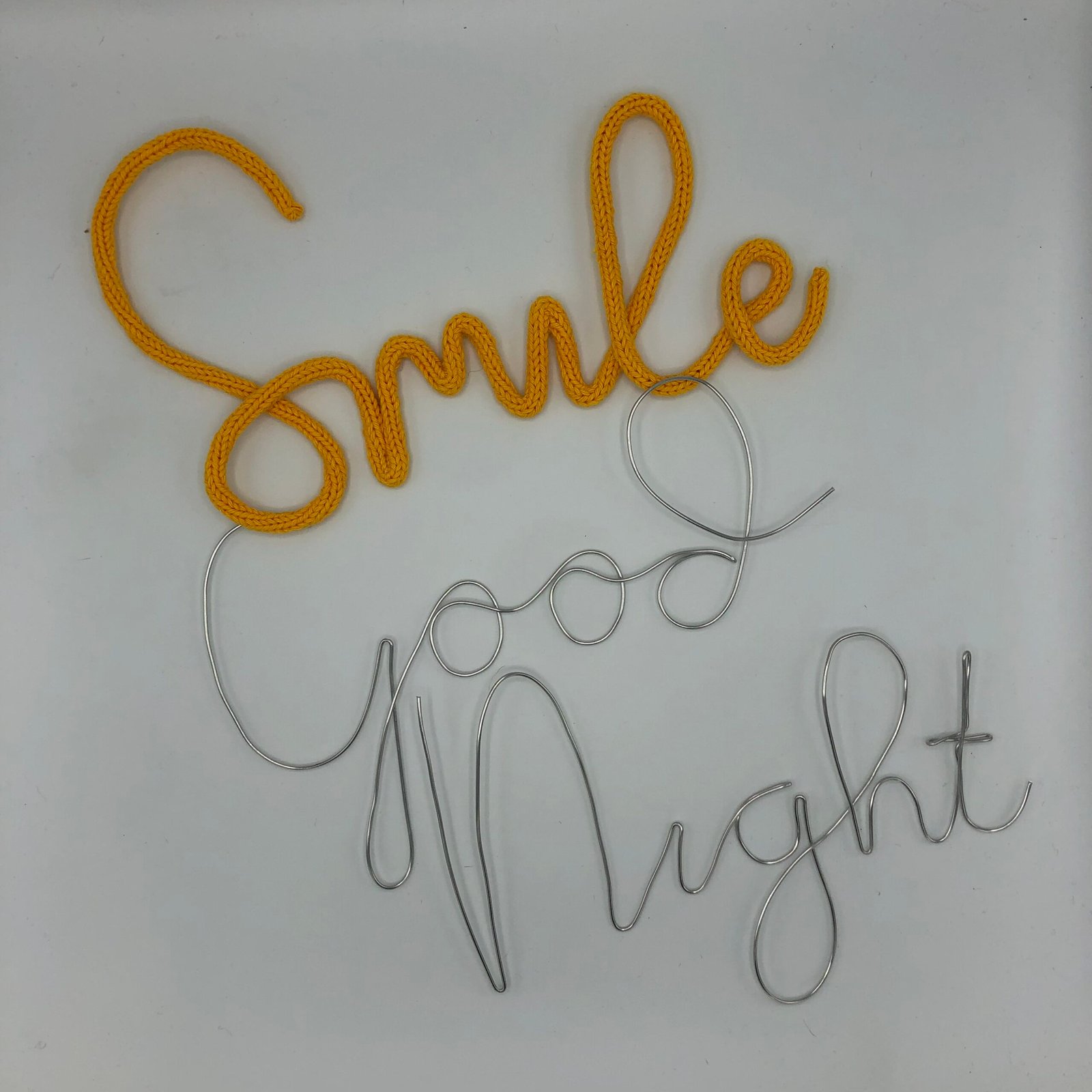 DIY punnikset met geel woord ‘Smile’ en metalen buigwoord ‘Good Night’, creatieve woondecoratie van MaakTzelf.