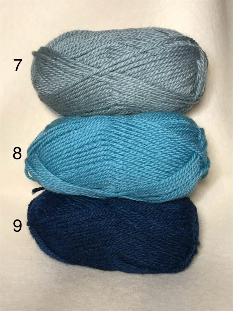 Drie blauwe bollen wol onder elkaar. De bovenste bol is grijsblauw, de middelste hemelblauw en de onderste donkerblauw. De cijfers 7, 8 en 9 staan voor de bollen