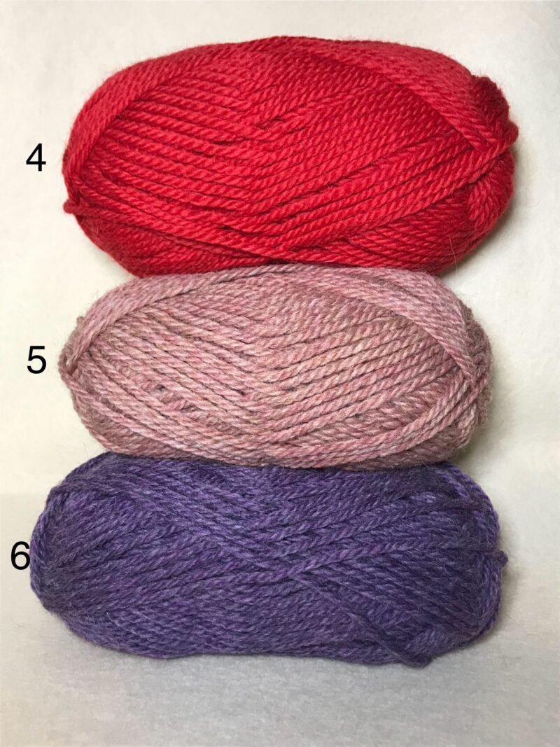 Drie bollen wol in de kleuren rood, roze en paars van boven naar beneden. Voor de bollen staan de cijfers 4, 5 en 6
