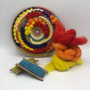 DIY weefpakket met rond geweven kunstwerk in felle kleuren, lontwol en garen van MaakTzelf.
