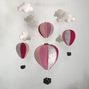 DIY viltpakket met handgemaakte roze en grijze luchtballonnen en wolkjes van vilt, ophangbaar als mobiel van MaakTzelf.