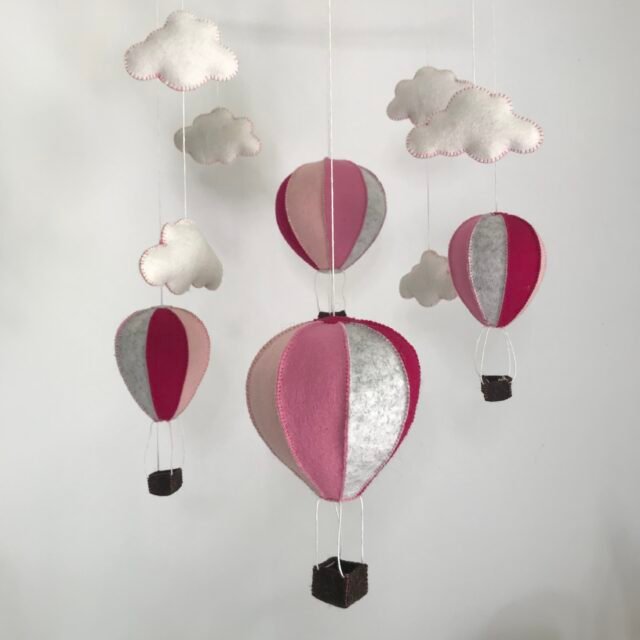 DIY viltpakket met handgemaakte roze en grijze luchtballonnen en wolkjes van vilt, ophangbaar als mobiel van MaakTzelf.